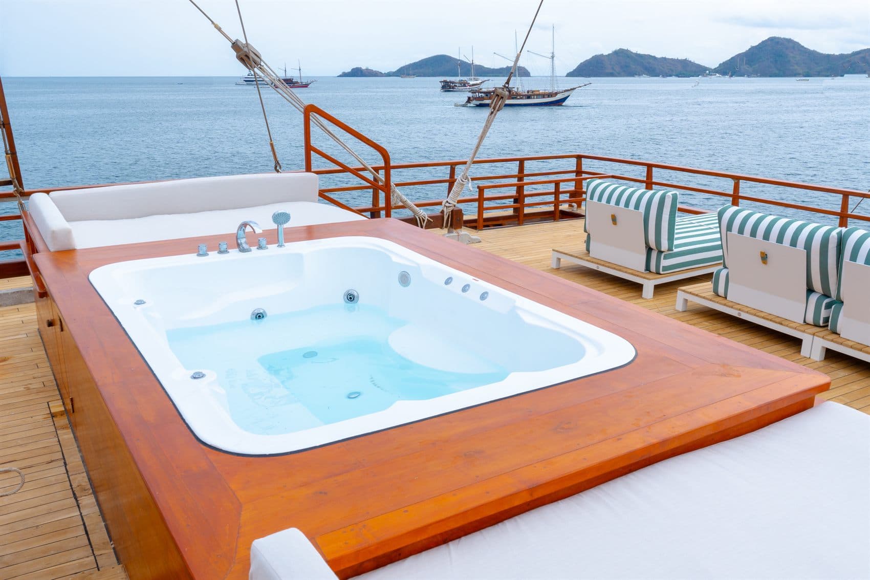 Rooftop deck lounge